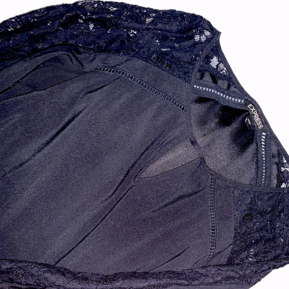 Blouse with lace sleeve.